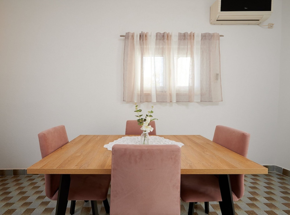 Cozy Downtown Trogir Apartment With Balcony
