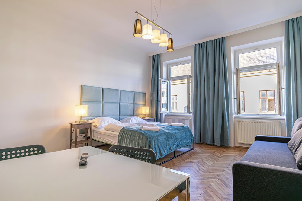Chic 2BR Retreat Near Belvedere Palace