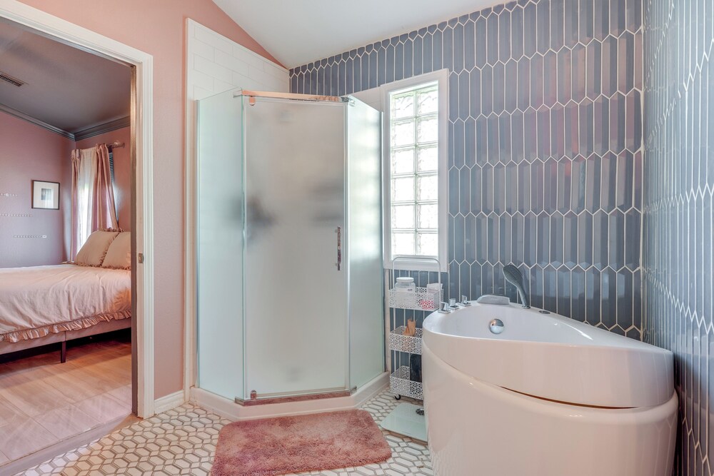 Dog-friendly Retreat w/ Yard, 22 Mi to Dtwn Austin