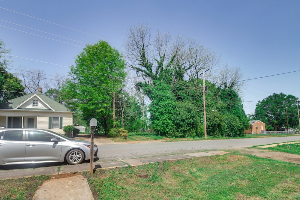 6 Mi to Crowders Mountain: Peaceful Home w/ Porch