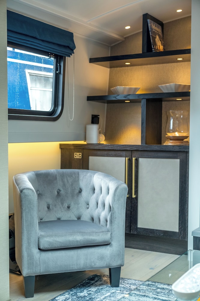 Elegant houseboat near Canary Wharf