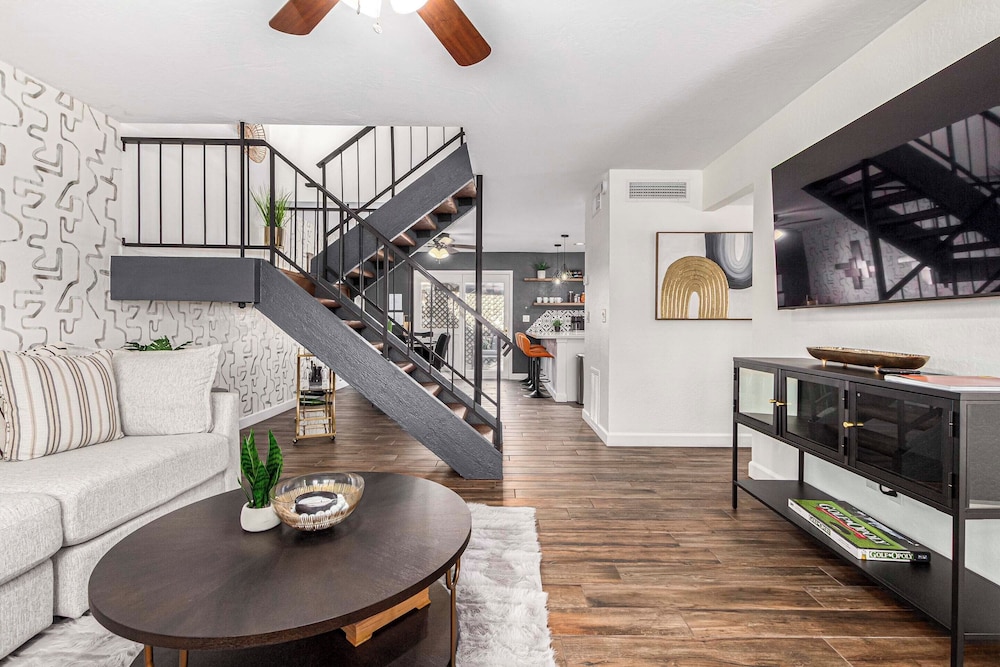 Walk to Old Town & Giants Stadium! Unit w/ Pool
