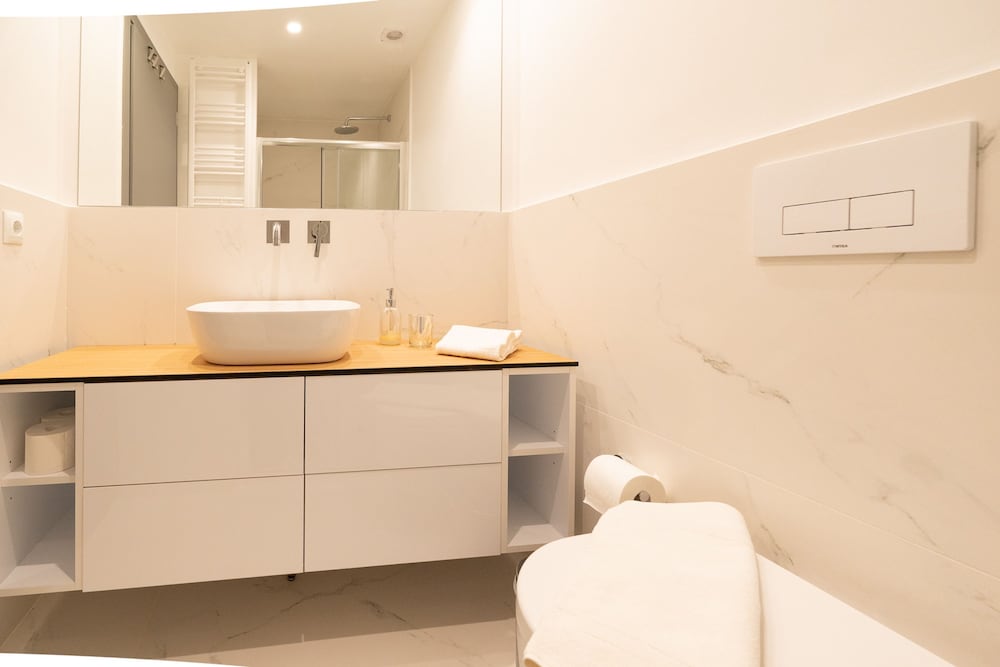 LIV - Luminous Spacious Apartment in Pagrati