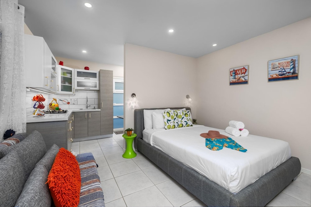 Charming Cozy Studio With Patio Near the Beach