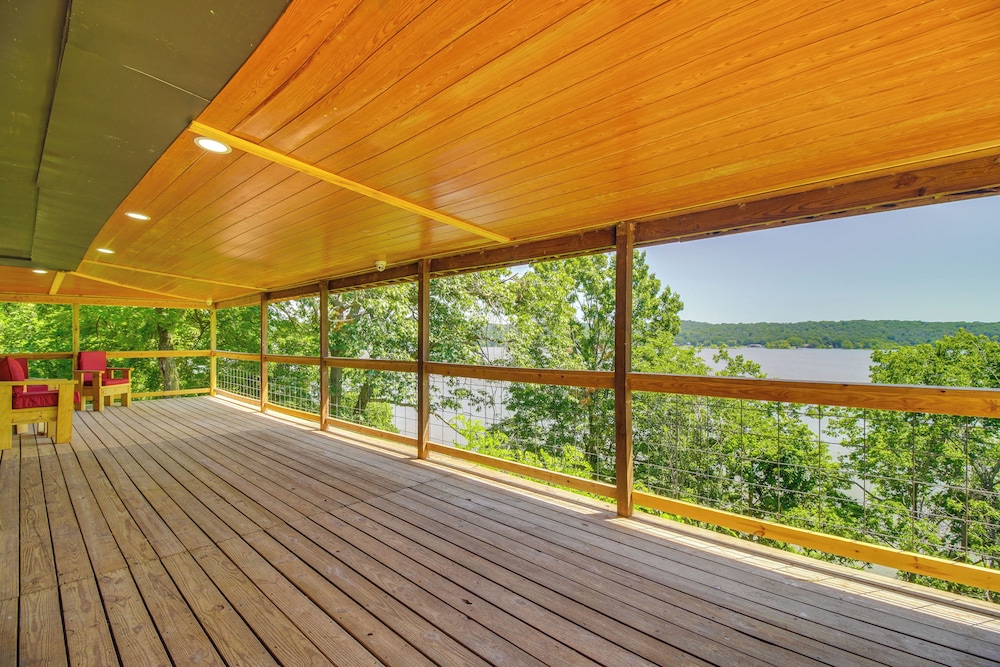 Waterfront Hot Tub - Luxe Home on Grand Lake!