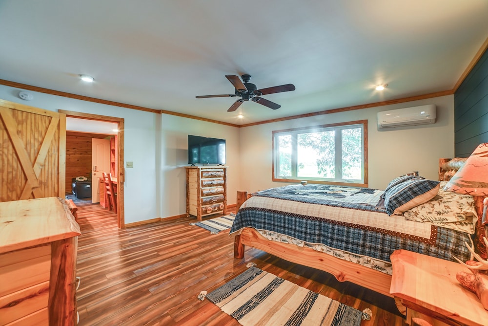 Private Lake & Dock: Log Cabin, 2 Mi to Clay!