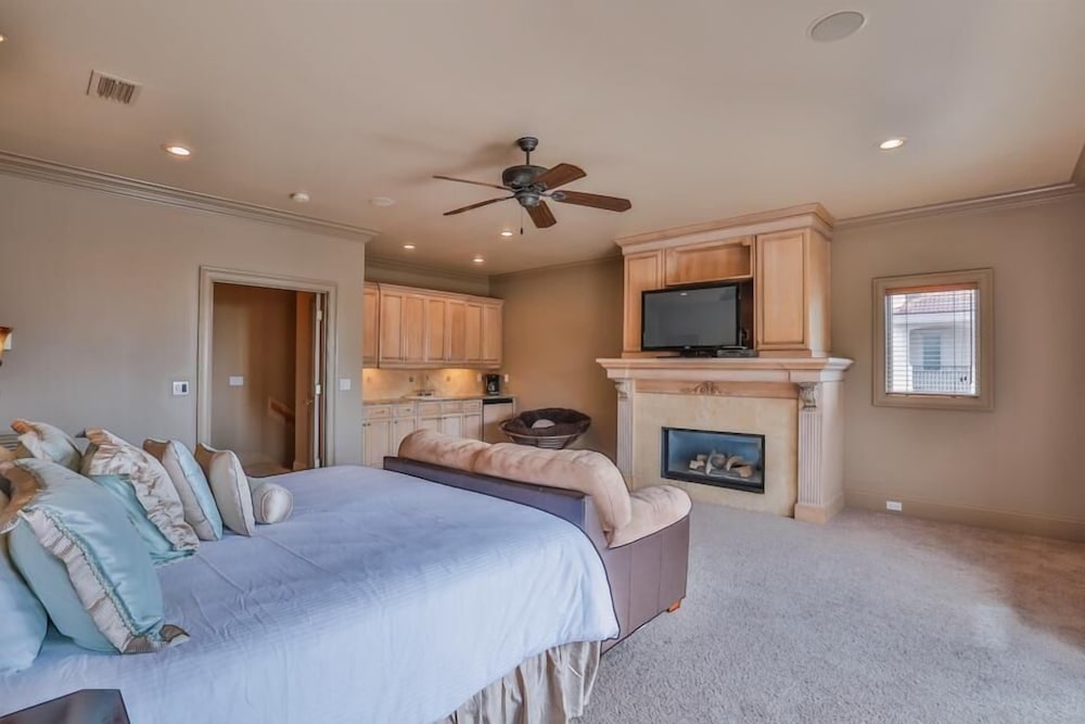 Casa Divina 5 Bedroom Holiday Home by Five Star Properties