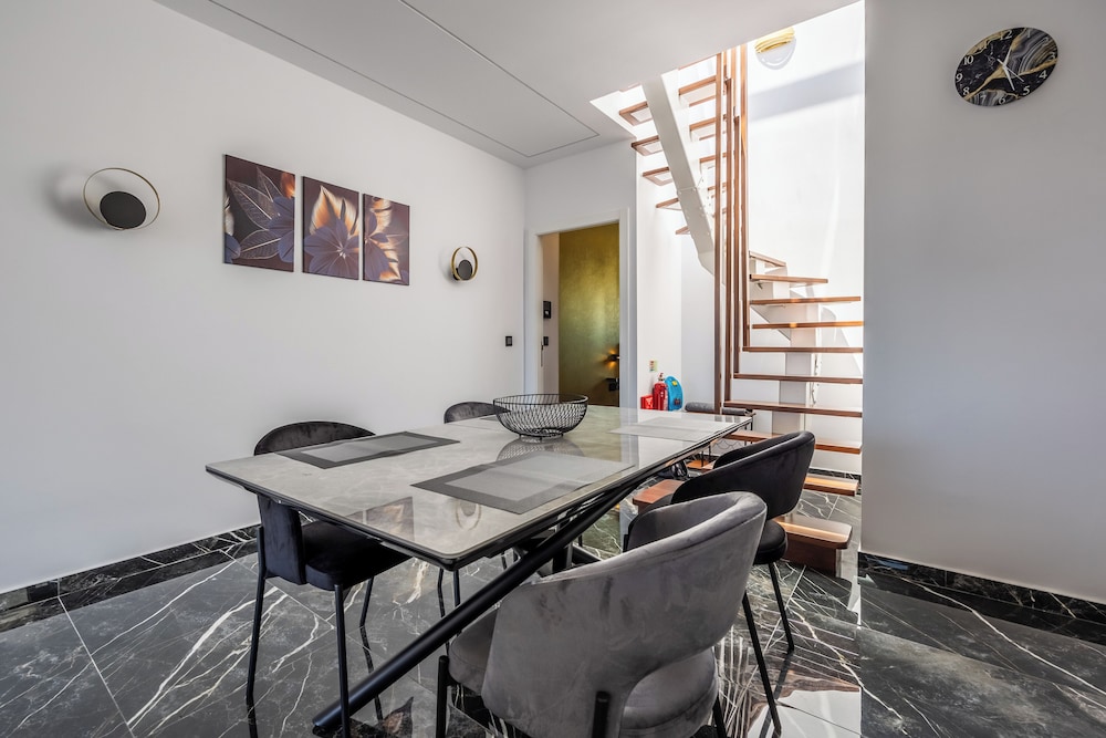 1 BR Penthouse for Couples & Families