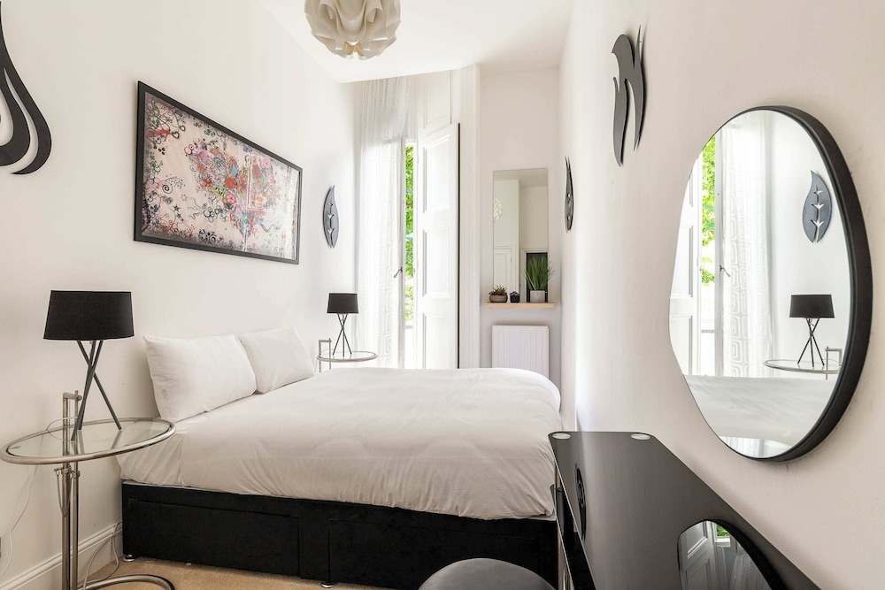 Classic Victorian Flat With Terrace