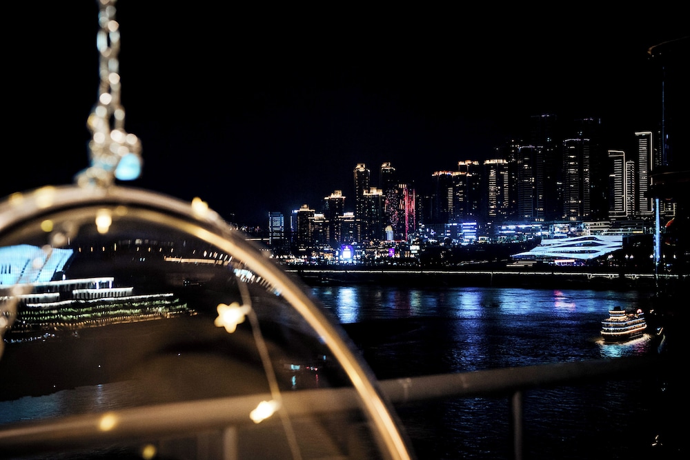 Baihong Riverview Drone Show Apartment