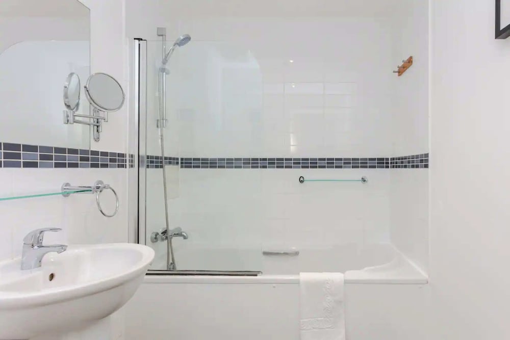 Bright & Airy 1 Bedroom Apartment in Trendy Peckham