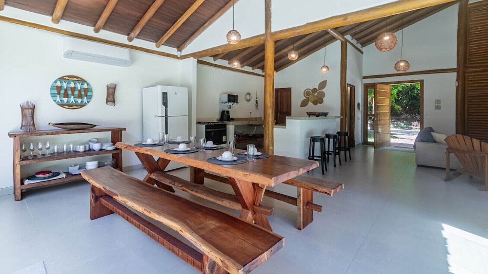 Casa Pet-friendly em Cond com Piscina e 5 Su tes
