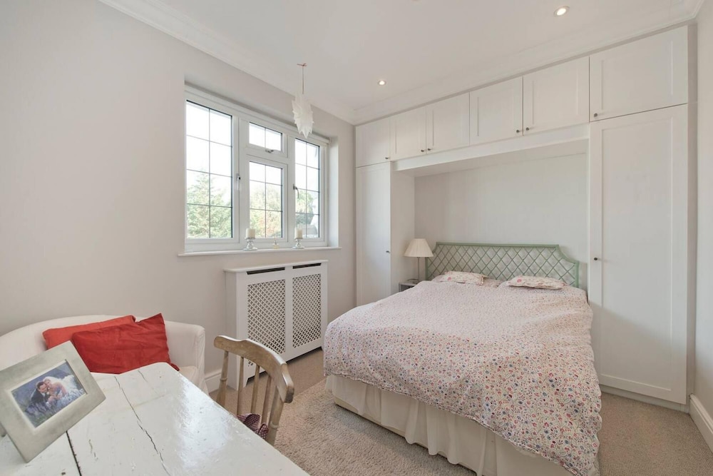 Spacious 7 Bedroom Family Home Barnes