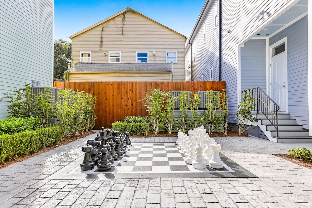Stunning 4 BR Condo + Pool - Near St. Charles