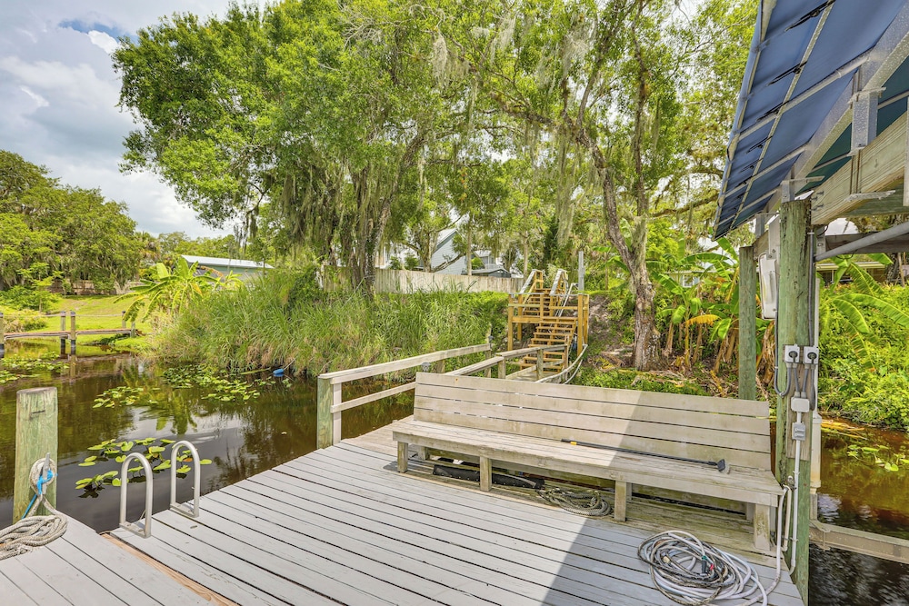 Boat Lift & Private Dock: Riverfront Labelle Gem