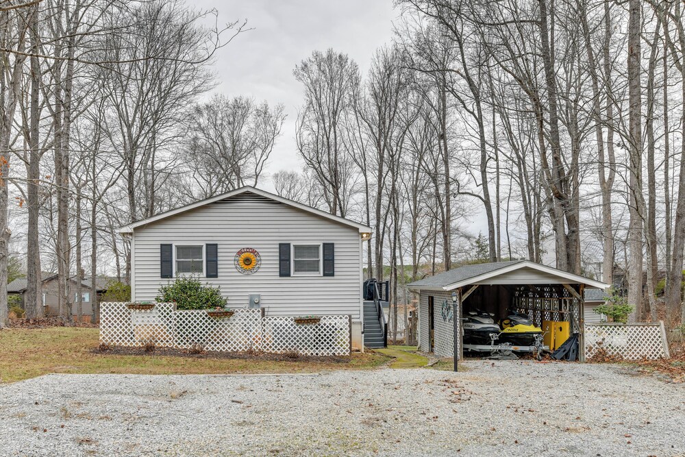 Lakefront Retreat w/ Dock, Patio & Grill in Bracey