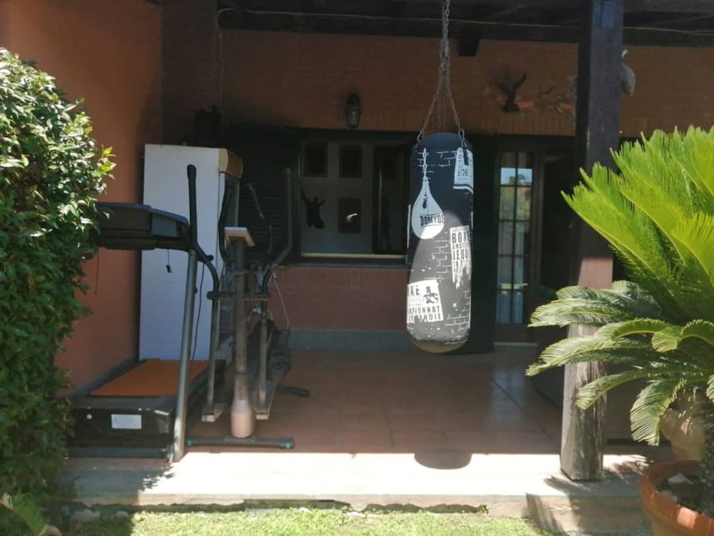 Villa Sleeps 6 With Garden and Gym