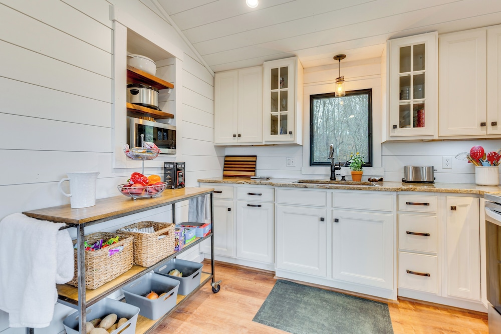 1 Mi to Marina: Cabin w/ Views Near Atwood Lake!