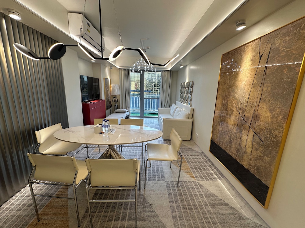 Luxury Penthouse & High-Floor Hotel near City of Dreams, Airport, Okada, and Solaire Casino