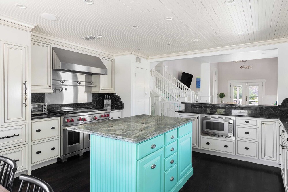 Luxe Villa Near Beach, Pool + Hottub, Chef's Kitchen Woodward Way by Avantstay