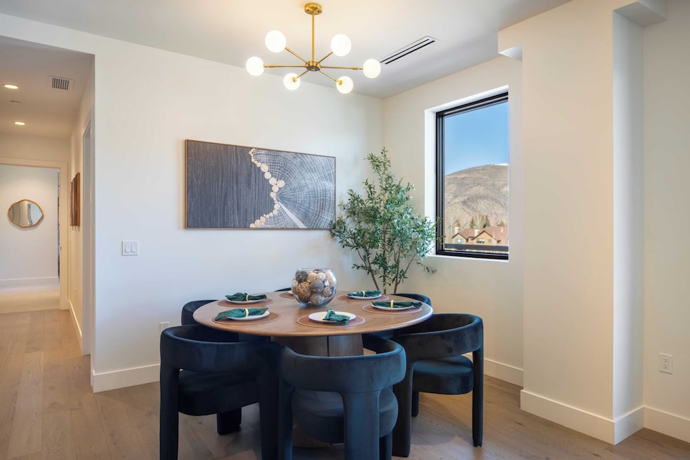 Luxe 3bdr Near Vail w/ Views Gym, Pool, Game Room Alpine Oasis at Frontgate