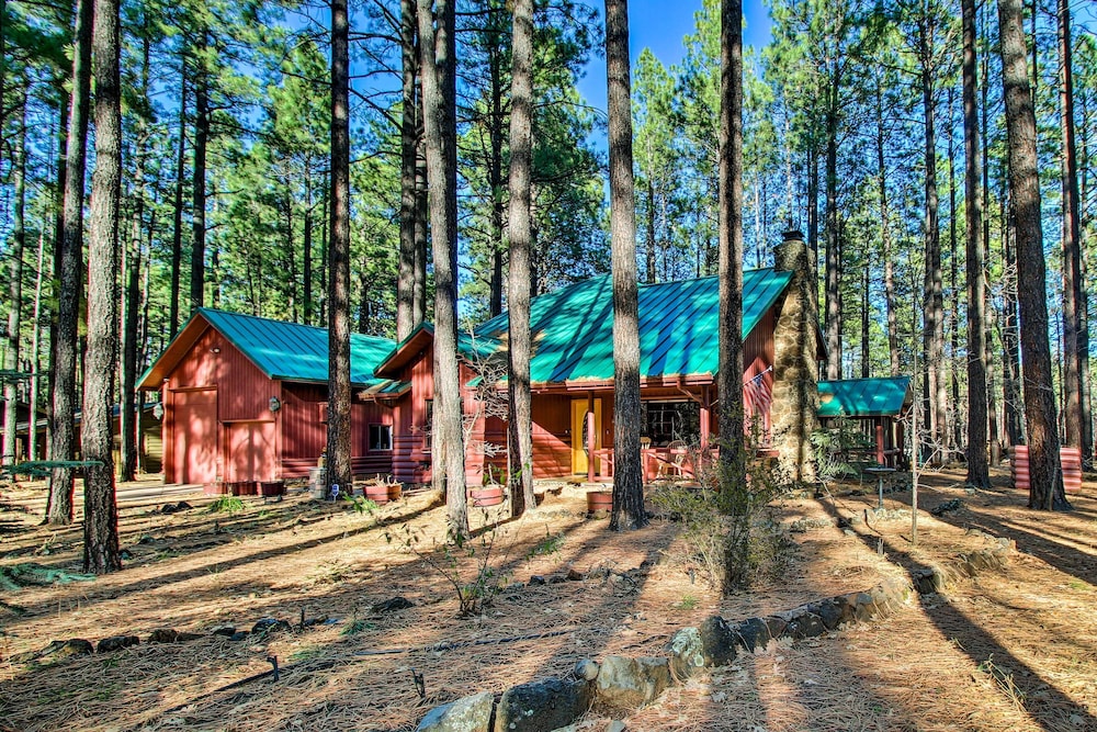 Furnished Patio & Fire Pit: Pinetop Cabin!
