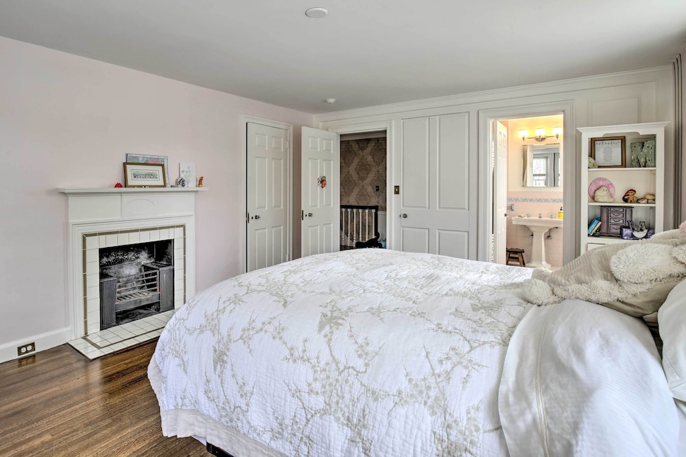 Spacious Estate w/ Courtyard: 2 Miles to Downtown!