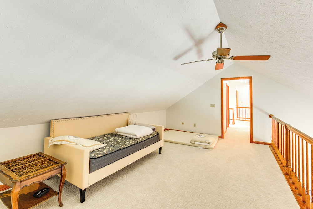 Bike, Fish, Golf & More: Stately Tudor in Mogadore
