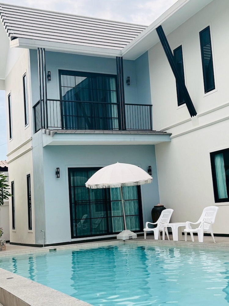Level FIVE pool villa Pattaya