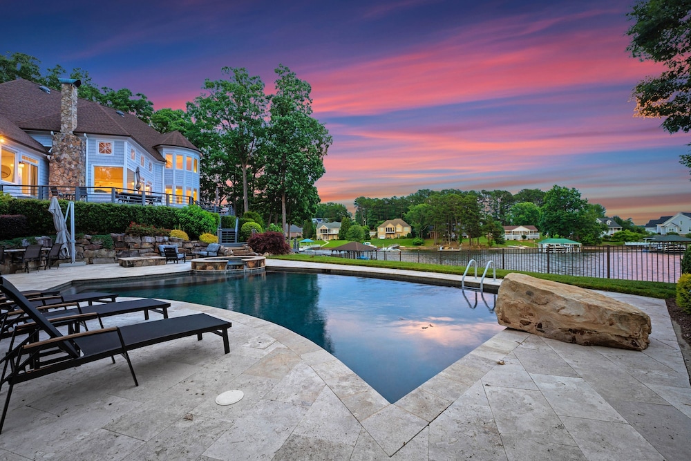 Paradise Pointe by Avantstay Lakefront Views Playset