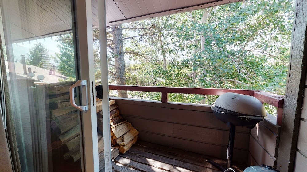 Sierra Manors 8 Pet-Friendly, Short Walk to the Shuttle, Spacious, Centrally Located by RedAwning