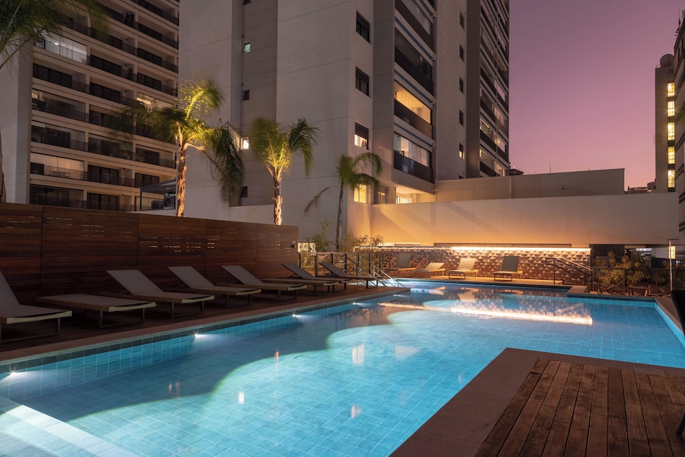 Piscina- academia- AC - Brazilian Corner