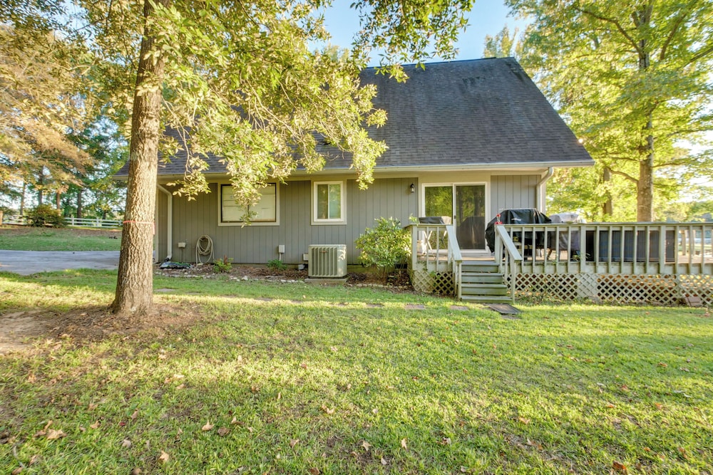 Waterfront Escape w/ Hot tub & Dock in Eatonton!