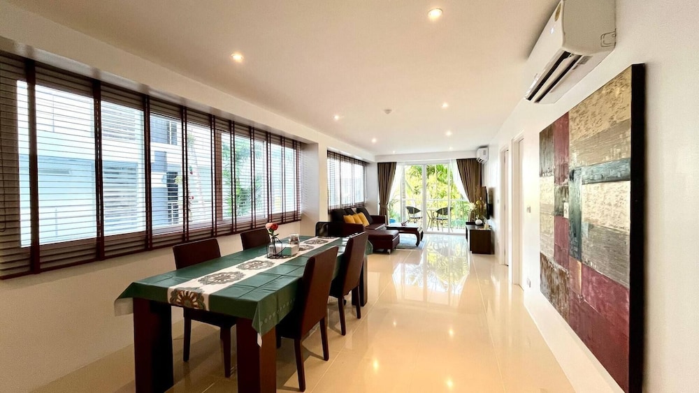 B6 - 1 Bdr Modern Condo With Balcony and Pool, Karon