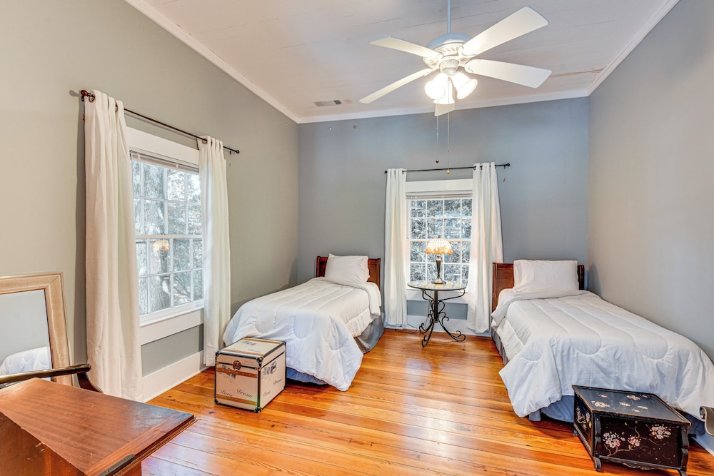 30 Acres & Pond: North Georgia Mtn Farmhouse