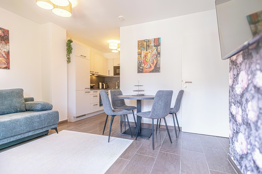 Modern 1BR 1LR Balcony City Centers