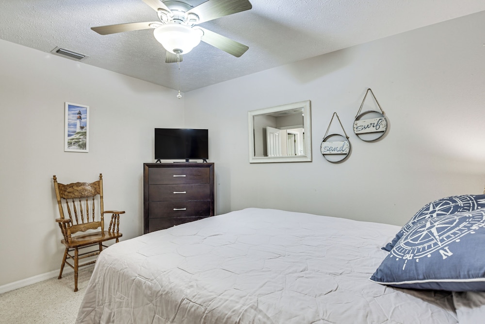 Dog-friendly Home, Lake Henderson Across Street!