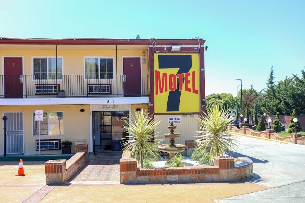 Vallejo Vacations - Motel 7 - Property Image 6