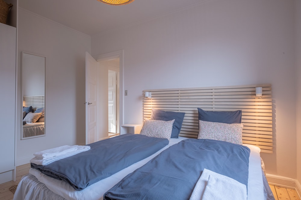 1 Bed Apartment Sleeps 2 With Parking, Wifi, Tv view 3