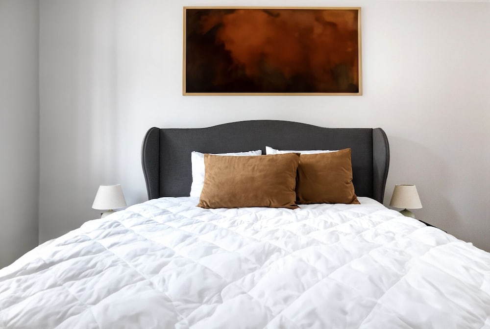 Sophisticated 2 Bedrooms by Spitafields view 5