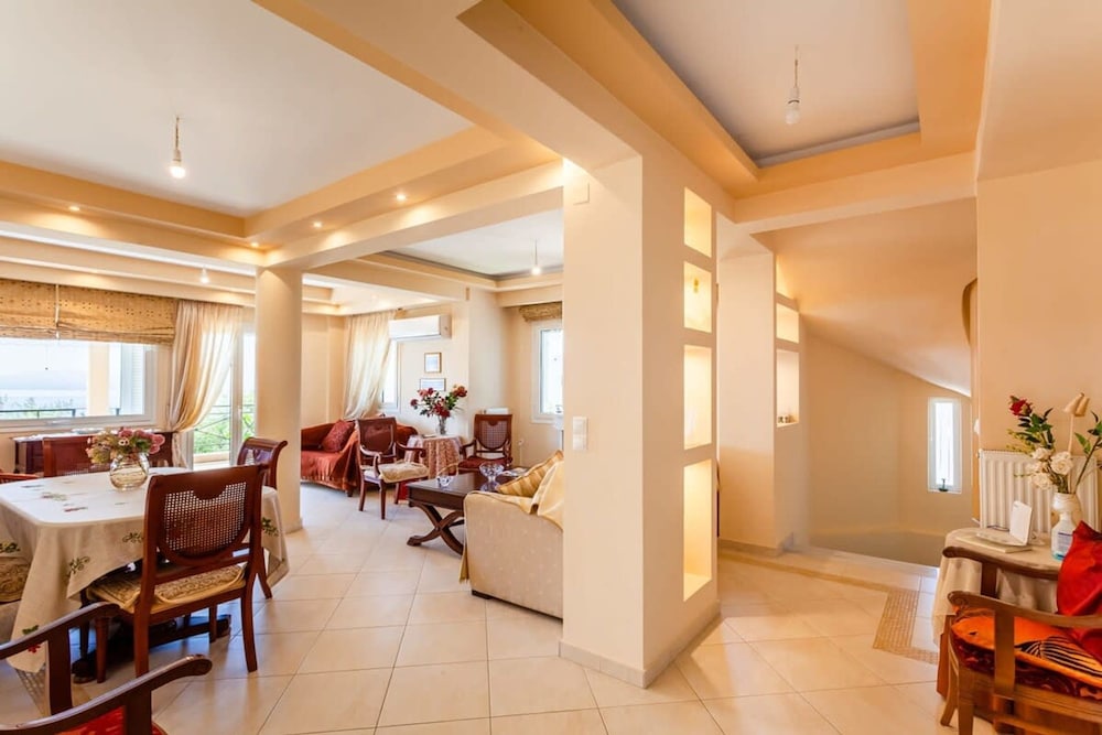 Verga Majestic Sunsets - Elegant Chic Retreat