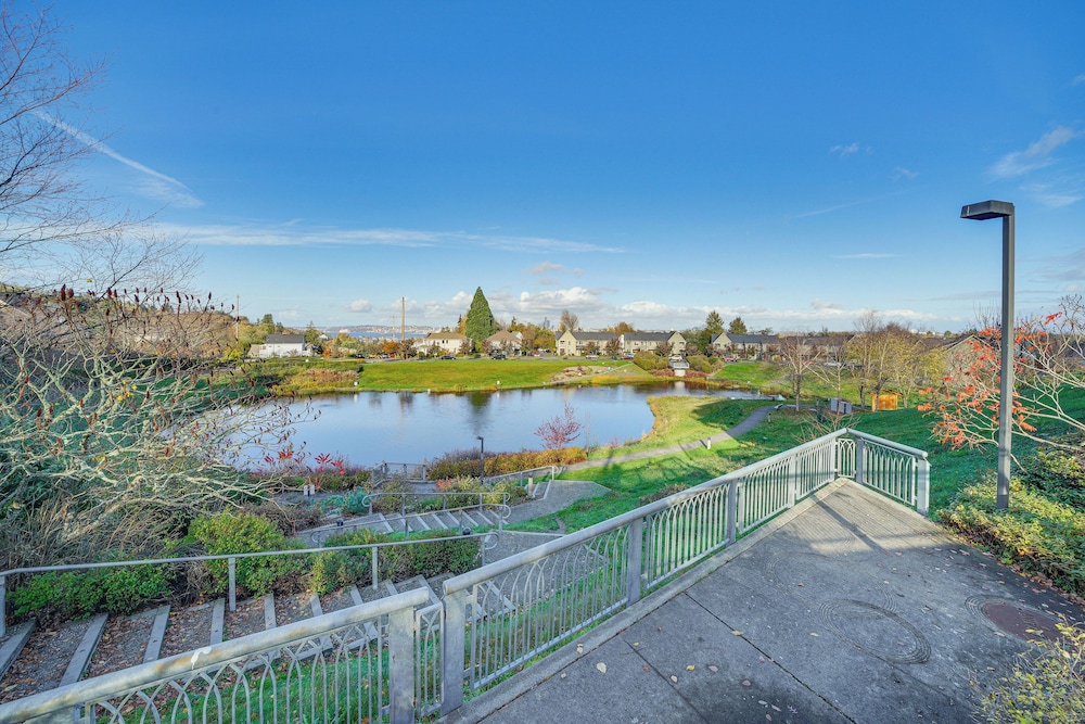Condo 6 Mi to Lumen Field & Dtwn Seattle!