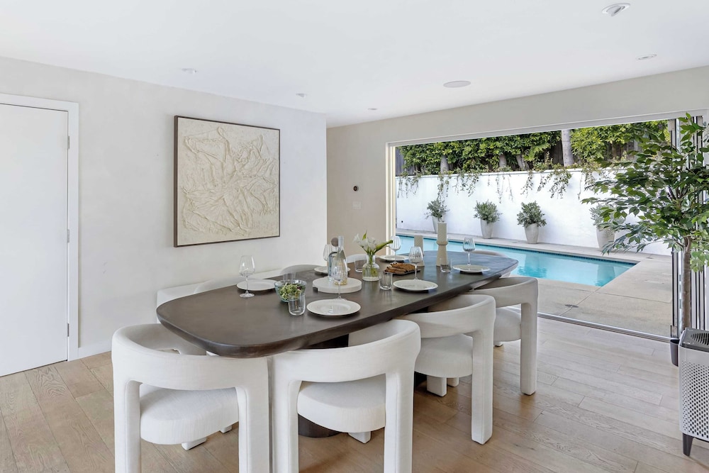 Luxury Hollywood Hills Home With Pool, Outdoor Dining & Iconic Views Skyline Chalet