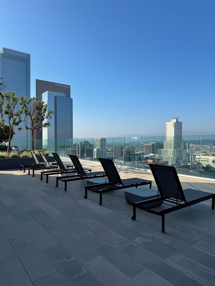 RELAX ON BROADWAY WITH A VIEW - Image 5