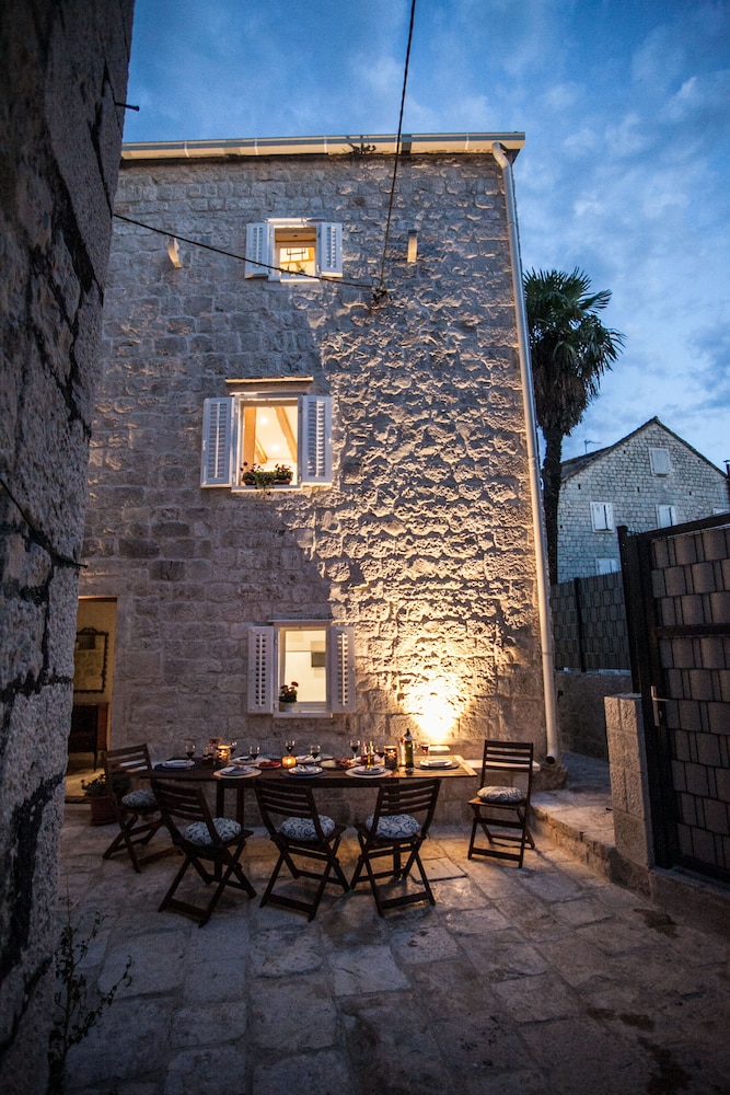 Hotel Townhouse Lucia - Image 1