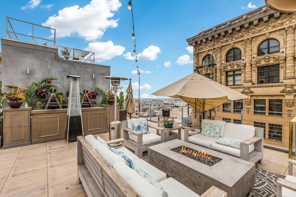 Stylish Deluxe 1BR At HWH by Oneluxstay