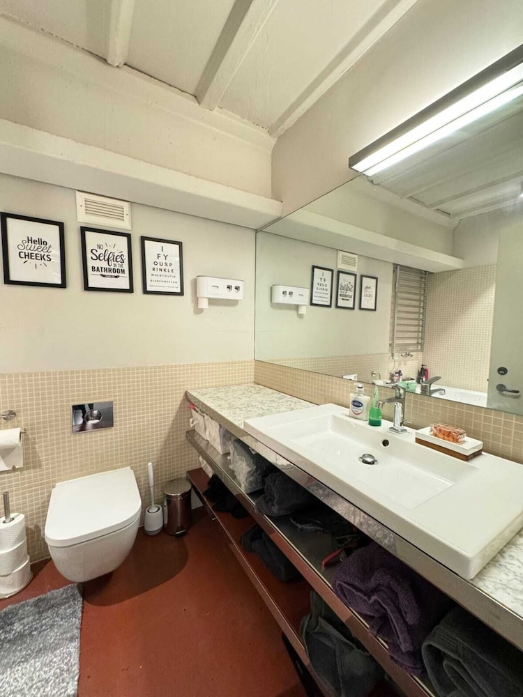 Industrial-chic 1BD Loft by the River Fulham!
