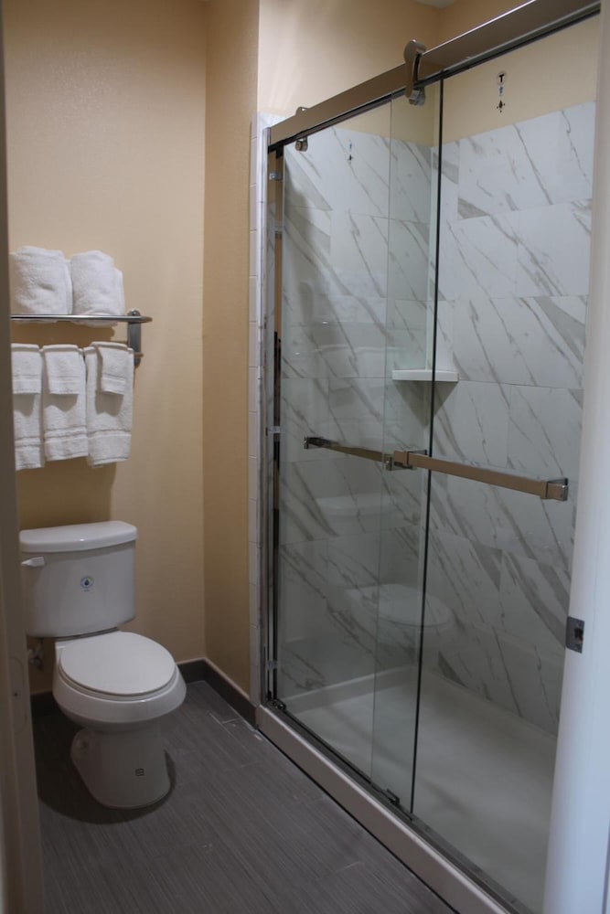 Express Inn & Suites - Bush Airport
