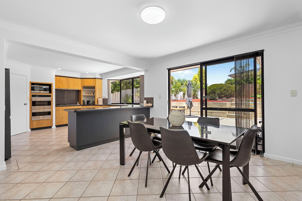 The Monaco Mansion Dianella - Sepal Stay