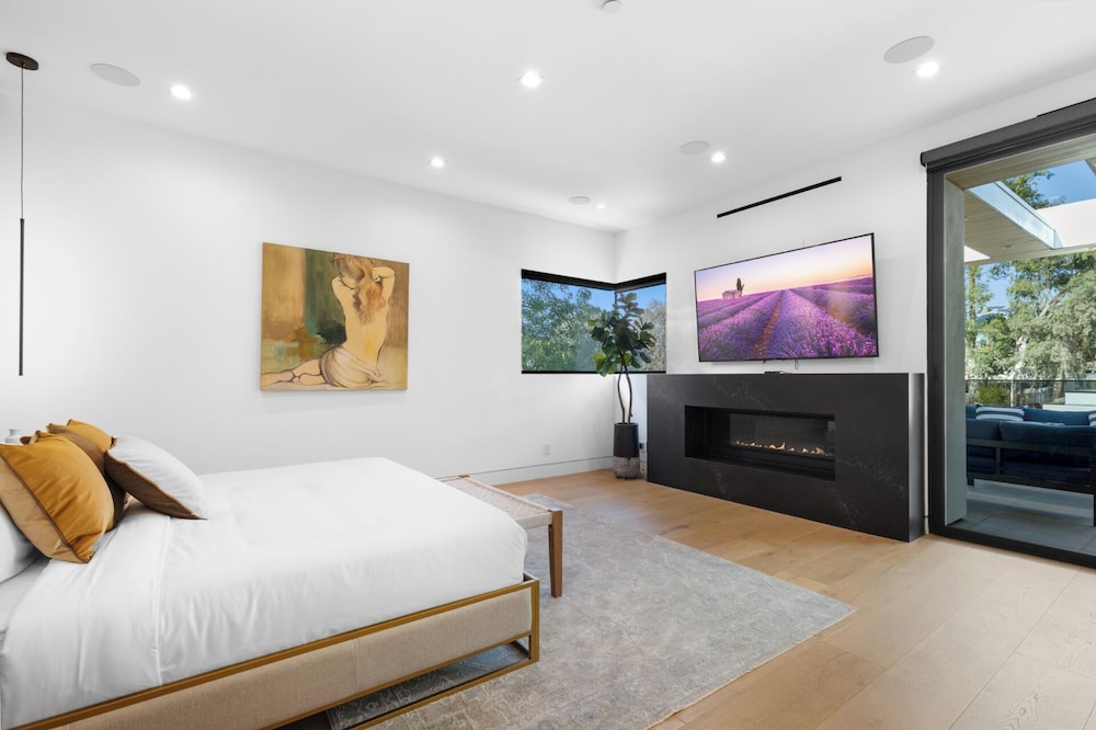 Melvin - Modern Contemporary Estate w/ Backyard + Pool & Spa